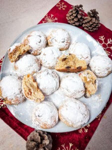 Diese Stollenkonfekt ist perfekt geeignet für alle, die in der Weihnachtszeit nicht auf Süßes verzichten wollen. Denn es ist deutlich zucker- und kalorienärmer als normales Stollenkonfekt, schmeckt aber mindestens genauso lecker. www.mybodyartist.de