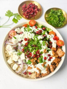 Diese Protein Gyros Bowl eignet sich perfekt für alle, die abnehmen und dabei gleichzeitig nicht auf Gyros verzichten wollen. Sie hat gerade mal 525 kcal (wenn Du Hähnchen Gyros nimmst sogar noch weniger) und ist mit 46 g Eiweiß pro Portion auch mega eiweißreich. www.mybodyartist.de